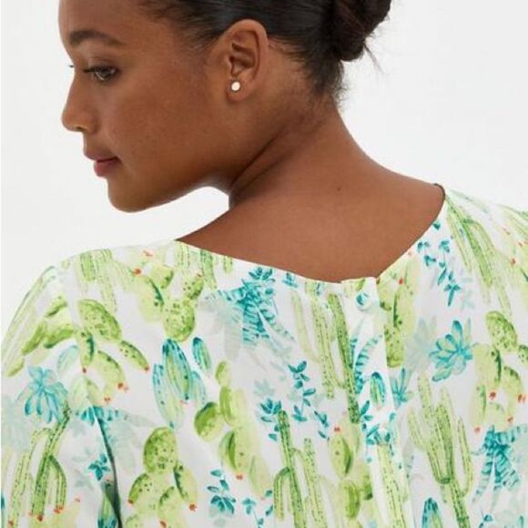 ✨Torrid Abbey Georgette Button Back Blouse - Picture 2 of 9